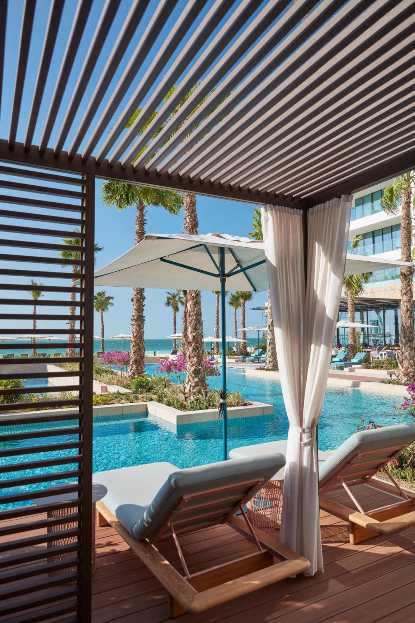 Mandarin Oriental Jumeira, Dubai Eksteriør billede The swimming pool at the resort