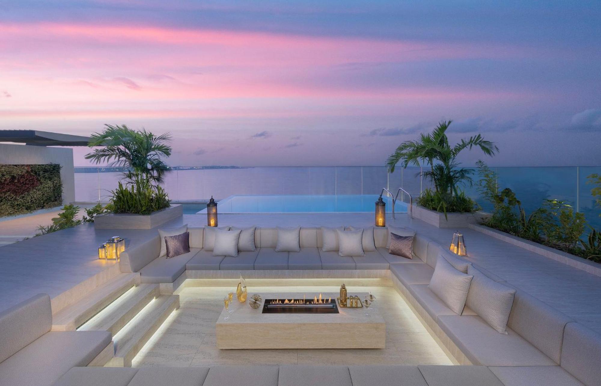 Mandarin Oriental Jumeira, Dubai Eksteriør billede The rooftop pool at the hotel