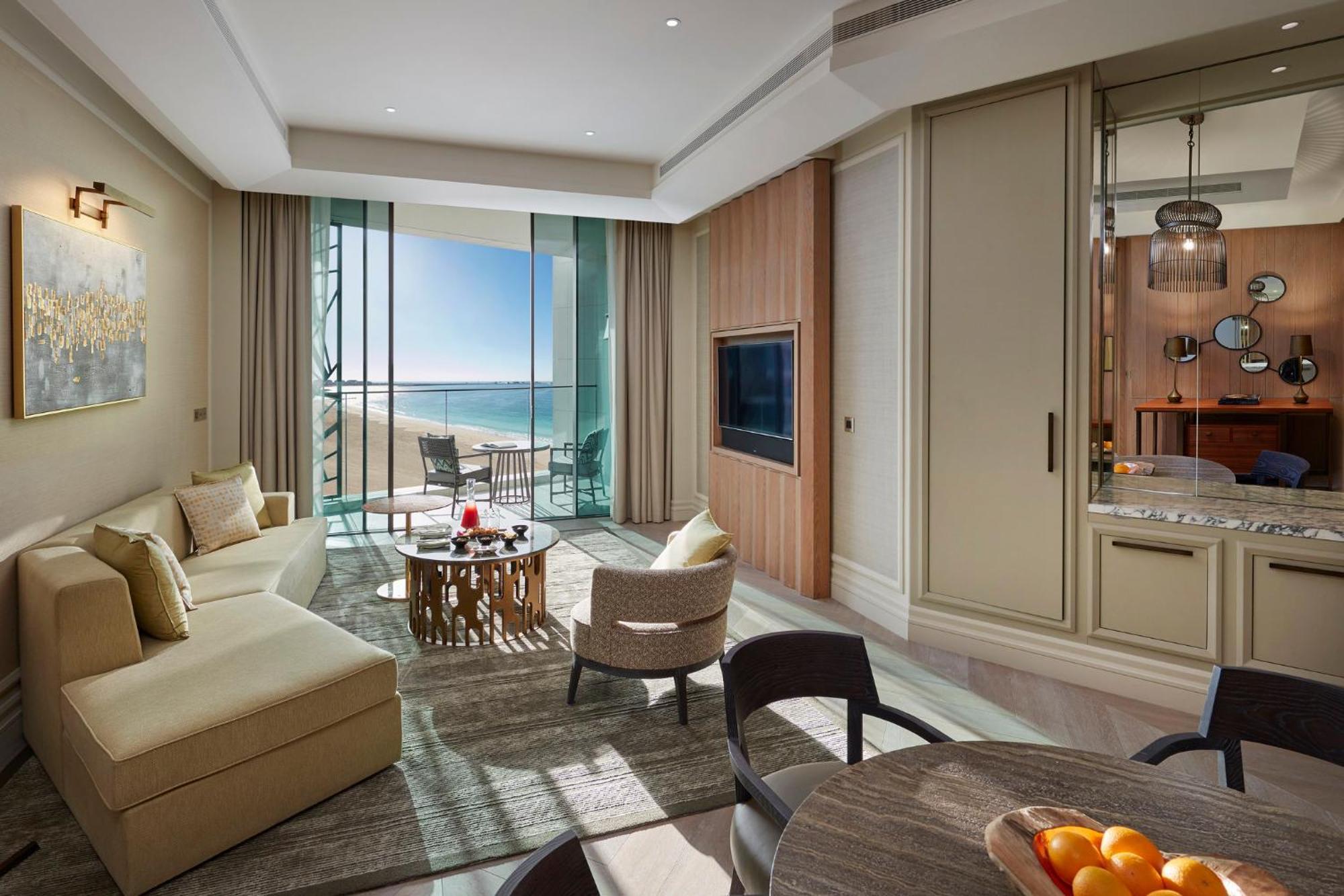 Mandarin Oriental Jumeira, Dubai Eksteriør billede A living room at the Ritz-Carlton, DIFC
