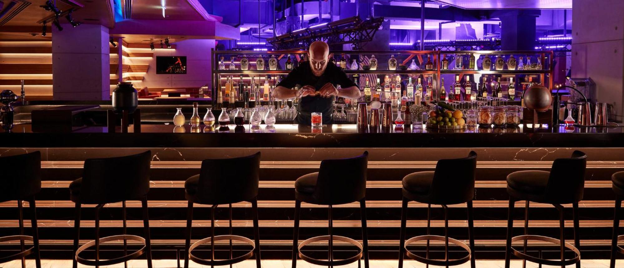 Mandarin Oriental Jumeira, Dubai Eksteriør billede A bartender at work
