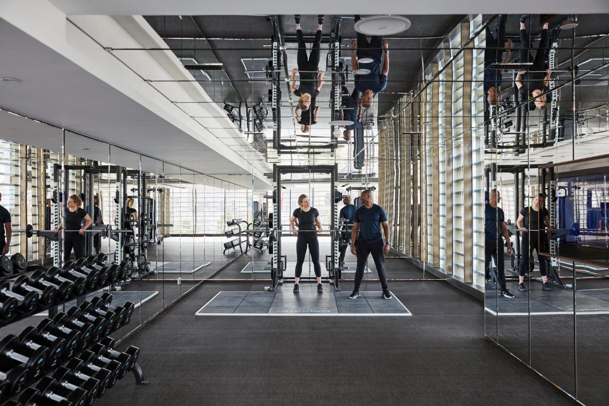 Mandarin Oriental Jumeira, Dubai Eksteriør billede The gym at The Ivy Collection
