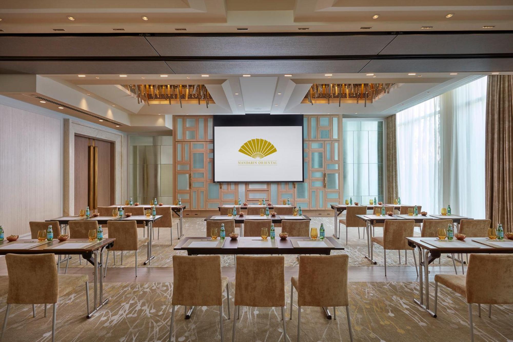 Mandarin Oriental Jumeira, Dubai Eksteriør billede The meeting room at The Landmark