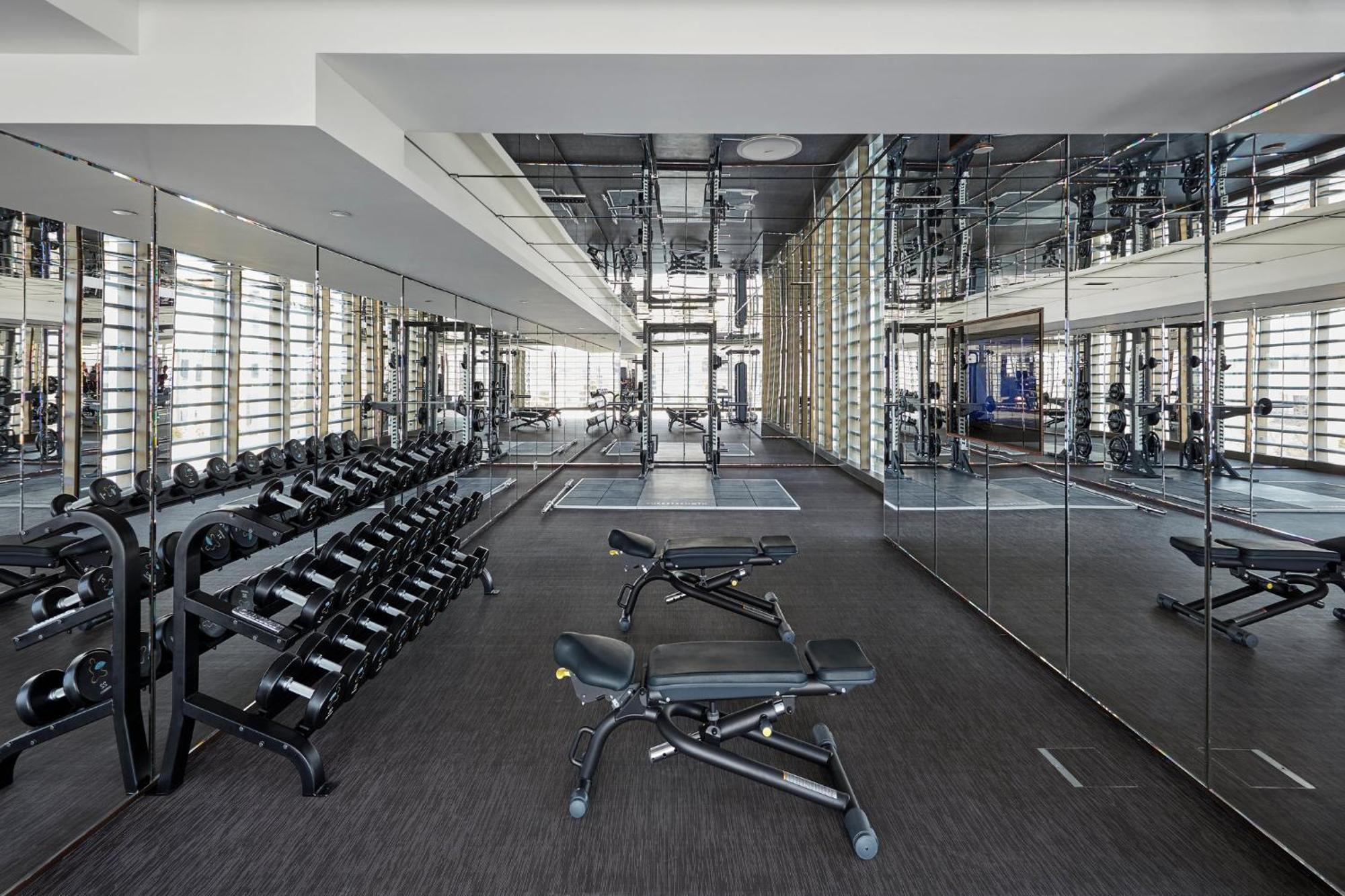 Mandarin Oriental Jumeira, Dubai Eksteriør billede The gym at The Standard East Village