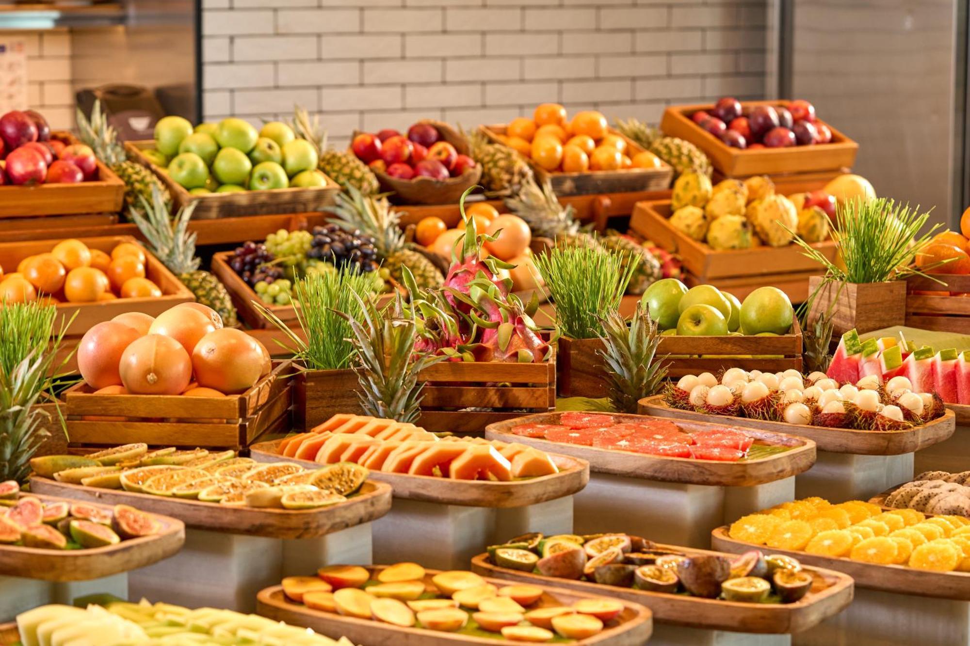 Mandarin Oriental Jumeira, Dubai Eksteriør billede Fruit display at a buffet
